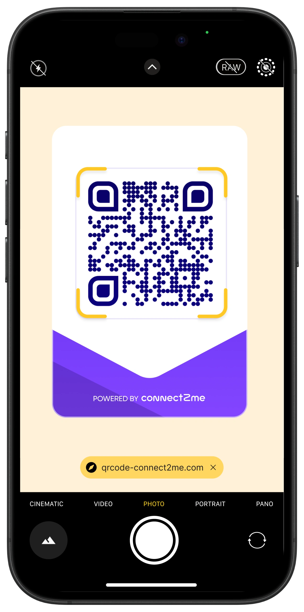 На екрана на смартфона се показва QR код с надпис „Powered by connect2me“, като режимът за снимане на камерата е активен.