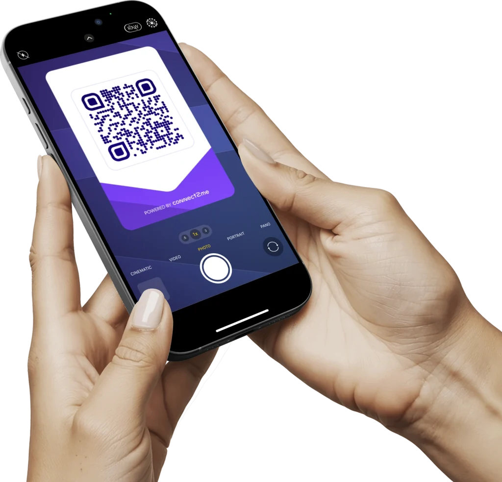 Един човек държи смартфон, на екрана на който се вижда голям QR код, готов за сканиране.
